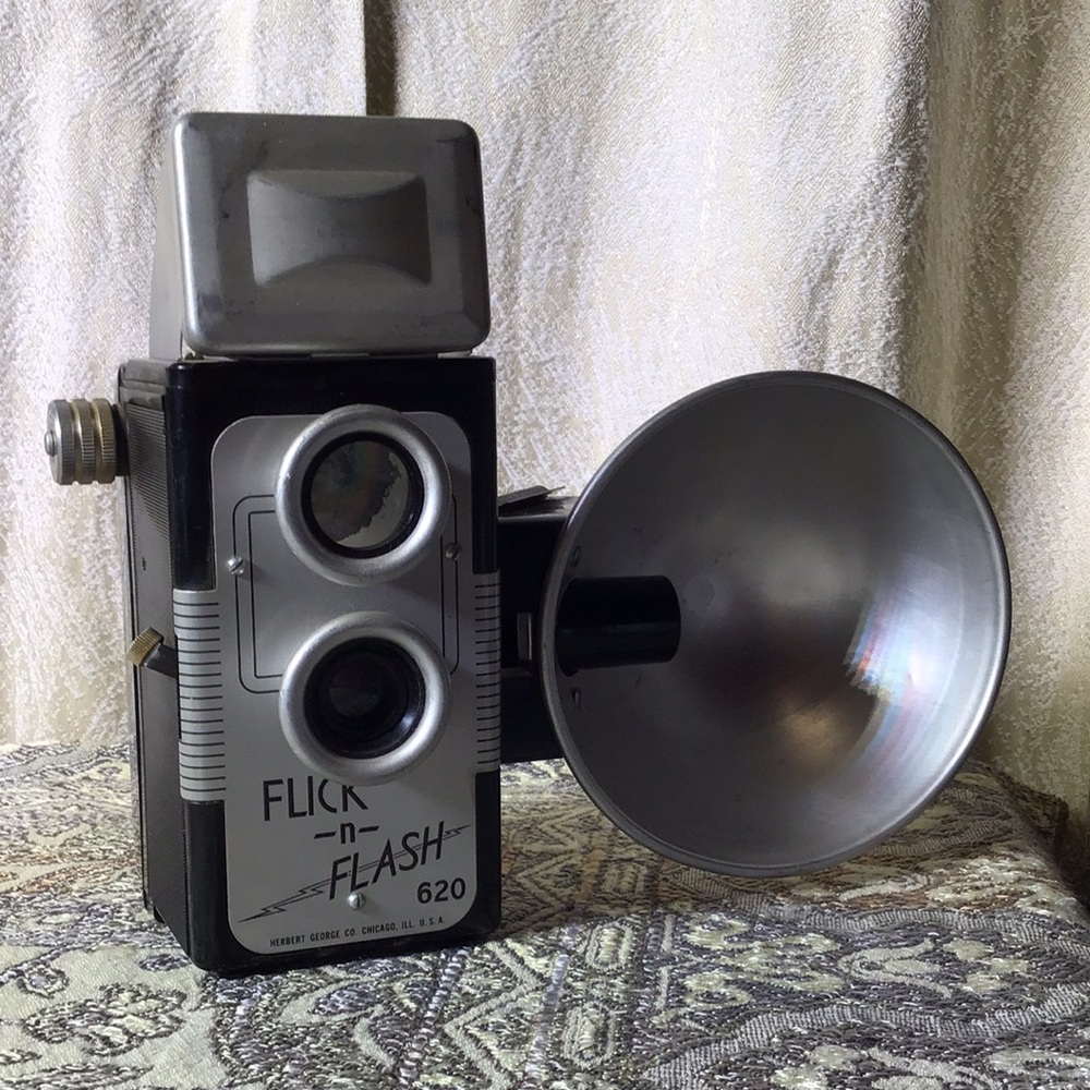 🔥SALE Vintage camera Flick'n'Flash 620 Herbert George w/flash reflector display